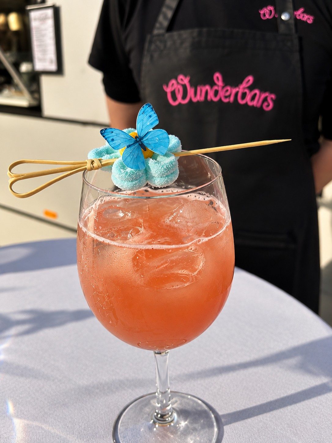 Cocktail mit Schmetterlings-Deko