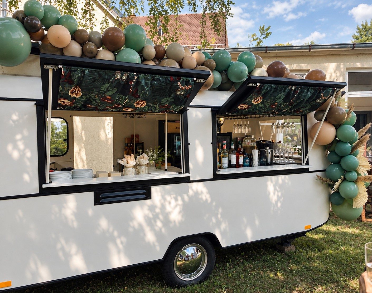 EriBar mit grüner Ballongirlande beim Geburtstag