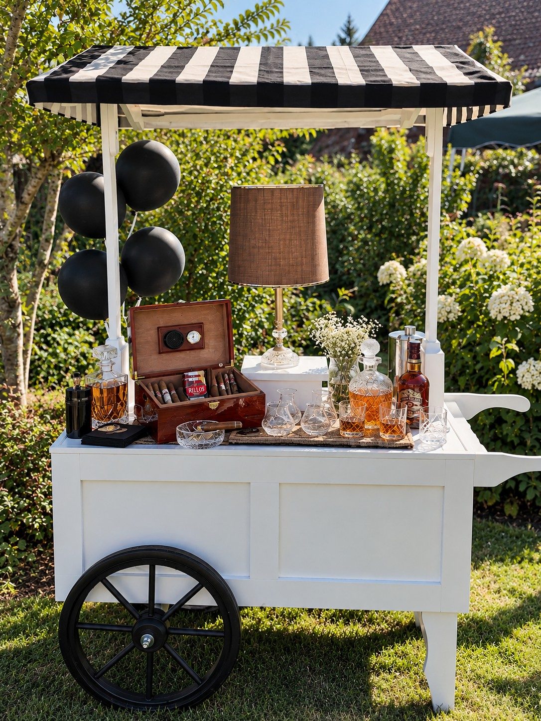 Men’s Bar im Vintage-Holzwagen
