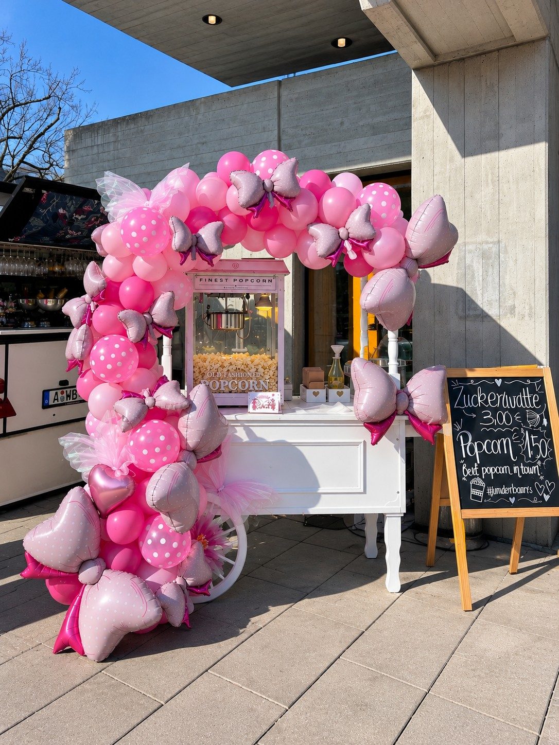 Popcornwagen mit pinker Ballondekoration